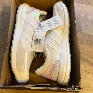 NWT adidas Retrorun Sneakers